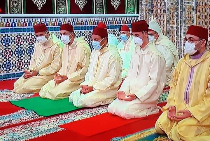 أمير المؤمنين يؤدي صلاة عيد الأضحى ويقوم بنحر أضحية العيد أمير المؤمنين يؤدي صلاة عيد الأضحى ويقوم بنحر أضحية العيد