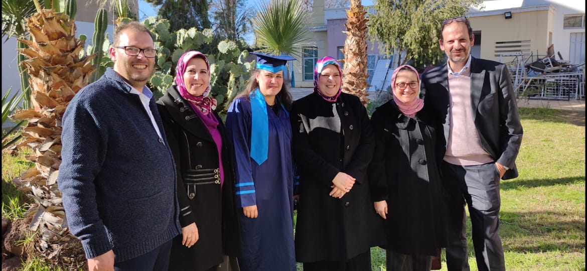 الطالبة الباحثة لعزيزة الدكالي تناقش أطروحة لنيل شهادة الدكتوراه وتحصل على لقب دكتورة بميزة مشرفة جدا الطالبة الباحثة لعزيزة الدكالي تناقش أطروحة لنيل شهادة الدكتوراه وتحصل على لقب دكتورة بميزة مشرفة جدا