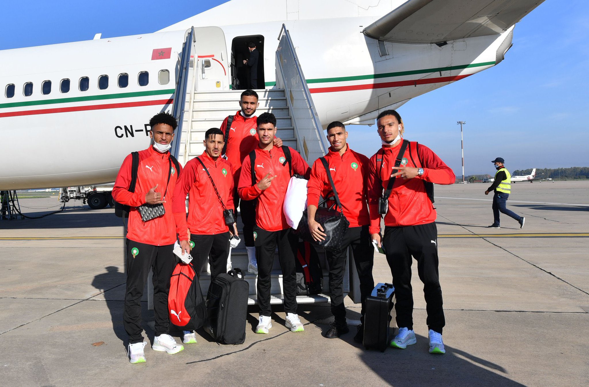 بعثة أسود الأطلس تطير إلى الكاميرون... بعثة أسود الأطلس تطير إلى الكاميرون...