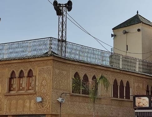 ساكنة حي الزيتون بمكناس تتساءل عن أسباب دوام إغلاق الجامع الأبيض في وجه المصلين. ساكنة حي الزيتون بمكناس تتساءل عن أسباب دوام إغلاق الجامع الأبيض في وجه المصلين.