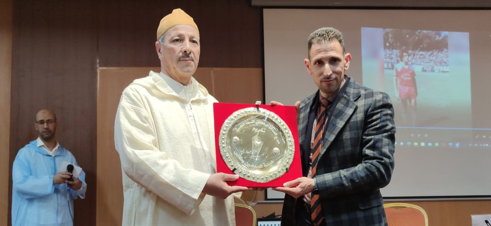 الحفل الختامي لدوري الصداقة الرمضاني لكرة القدم المصغرةالمنظم من طرف هيئة المحامين الشياب مكناس يكرم الاستاد محمد بلماحي رئيس الجامعة الملكية المغربية لسباق الدراجات... واللاعب الدولي مصطفى بيدان والحكمة الدولية بوشرى الكربوبي