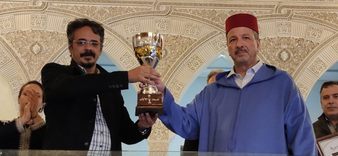 الاستاد النقيب عبد الواحد الانصاري يسلم الكاس الفضية لفريق موظفي السجن المحلي تولال مكناس الفائز بالنسخة الثالثة للدوري التضامني الرمضاني لكرة القدم المنظم من طرف جمعية المحامين الشباب بمكناس الاستاد النقيب عبد الواحد الانصاري يسلم الكاس الفضية لفريق موظفي السجن المحلي تولال مكناس الفائز بالنسخة الثالثة للدوري التضامني الرمضاني لكرة القدم المنظم من طرف جمعية المحامين الشباب بمكناس