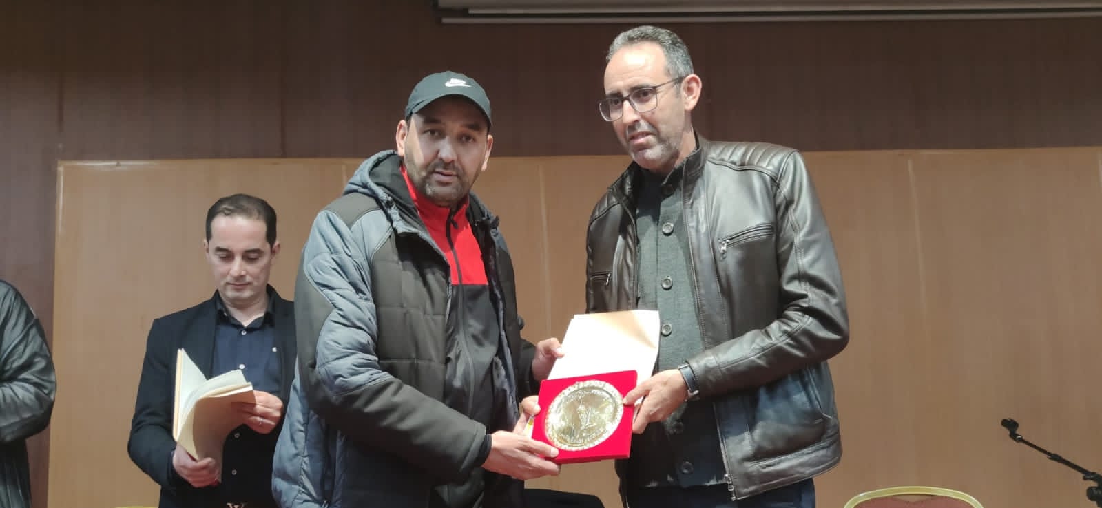 الحفل الختامي لدوري الصداقة الرمضاني لكرة القدم المصغرةالمنظم من طرف هيئة المحامين الشياب مكناس يكرم الاستاد محمد بلماحي رئيس الجامعة الملكية المغربية لسباق الدراجات... واللاعب الدولي مصطفى بيدان والحكمة الدولية بوشرى الكربوبي