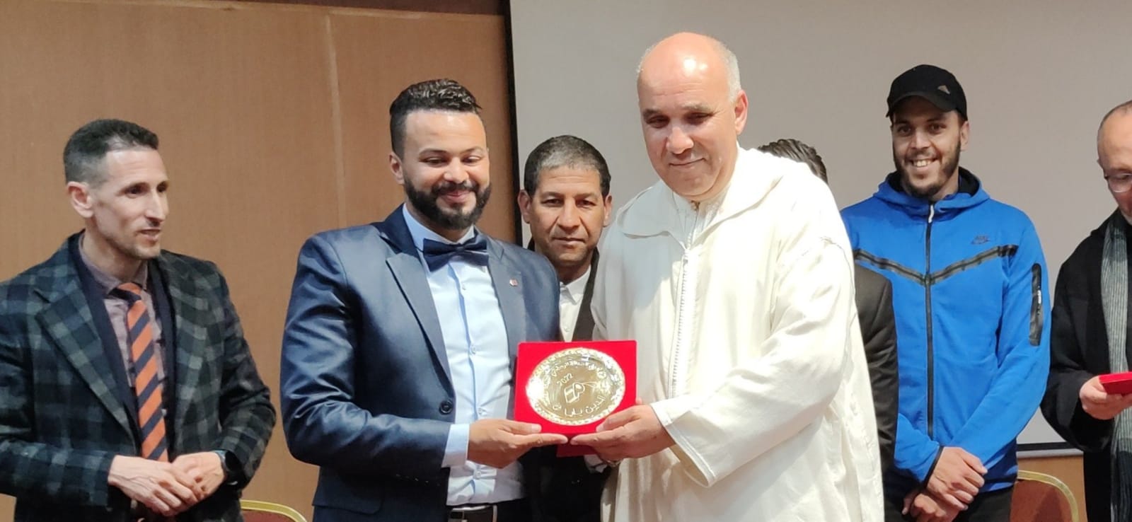 الحفل الختامي لدوري الصداقة الرمضاني لكرة القدم المصغرةالمنظم من طرف هيئة المحامين الشياب مكناس يكرم الاستاد محمد بلماحي رئيس الجامعة الملكية المغربية لسباق الدراجات... واللاعب الدولي مصطفى بيدان والحكمة الدولية بوشرى الكربوبي