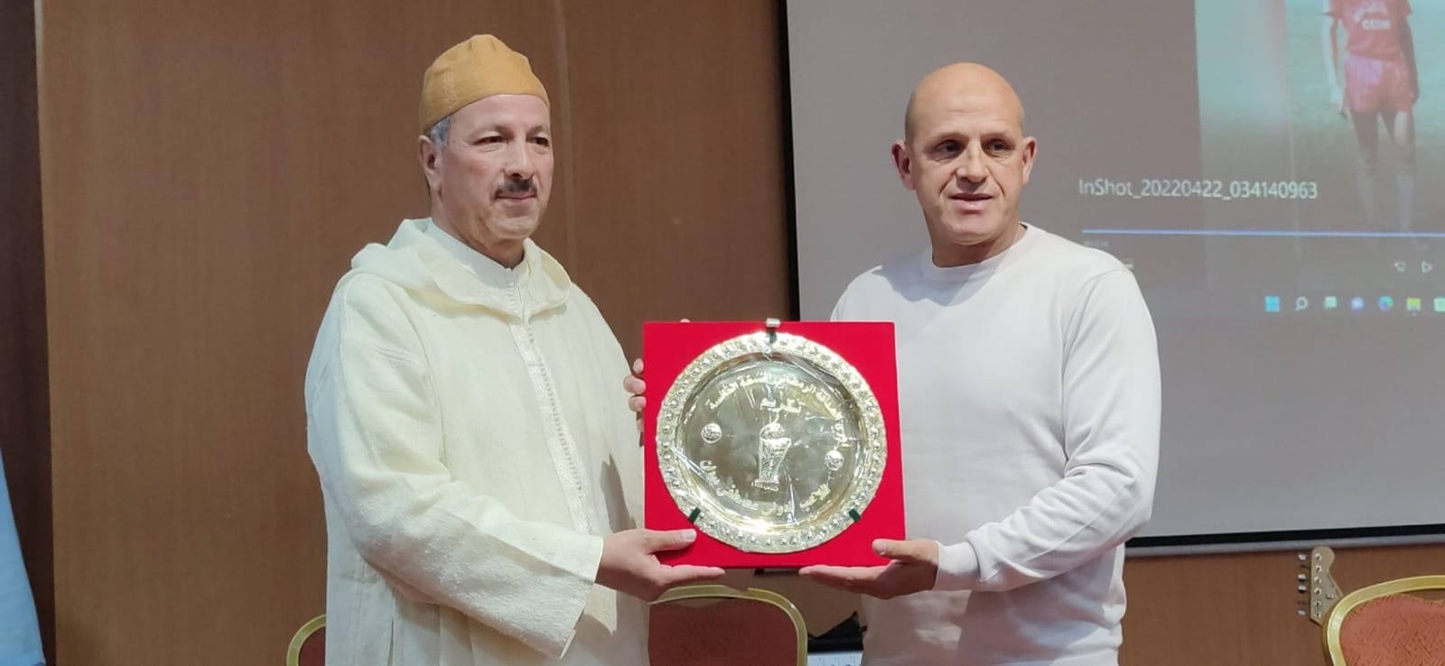 الحفل الختامي لدوري الصداقة الرمضاني لكرة القدم المصغرةالمنظم من طرف هيئة المحامين الشياب مكناس يكرم الاستاد محمد بلماحي رئيس الجامعة الملكية المغربية لسباق الدراجات... واللاعب الدولي مصطفى بيدان والحكمة الدولية بوشرى الكربوبي