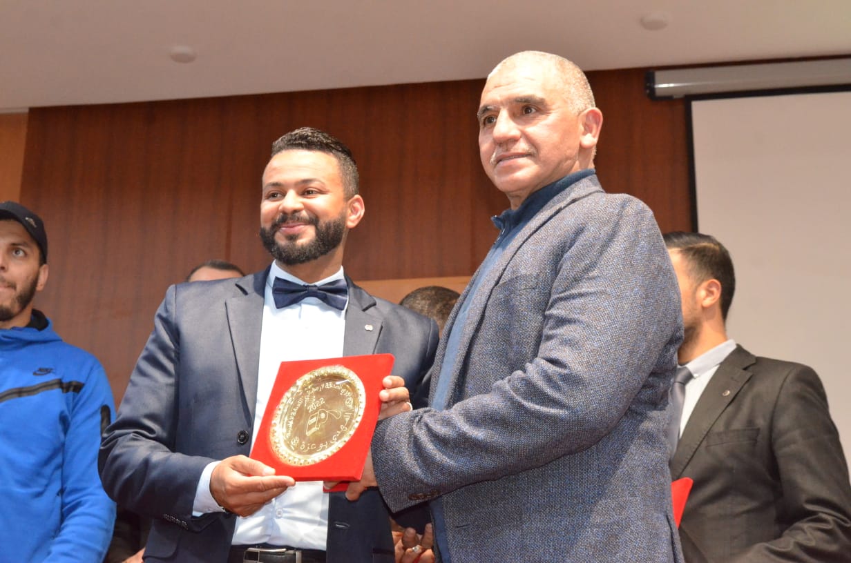 الحفل الختامي لدوري الصداقة الرمضاني لكرة القدم المصغرةالمنظم من طرف هيئة المحامين الشياب مكناس يكرم الاستاد محمد بلماحي رئيس الجامعة الملكية المغربية لسباق الدراجات... واللاعب الدولي مصطفى بيدان والحكمة الدولية بوشرى الكربوبي