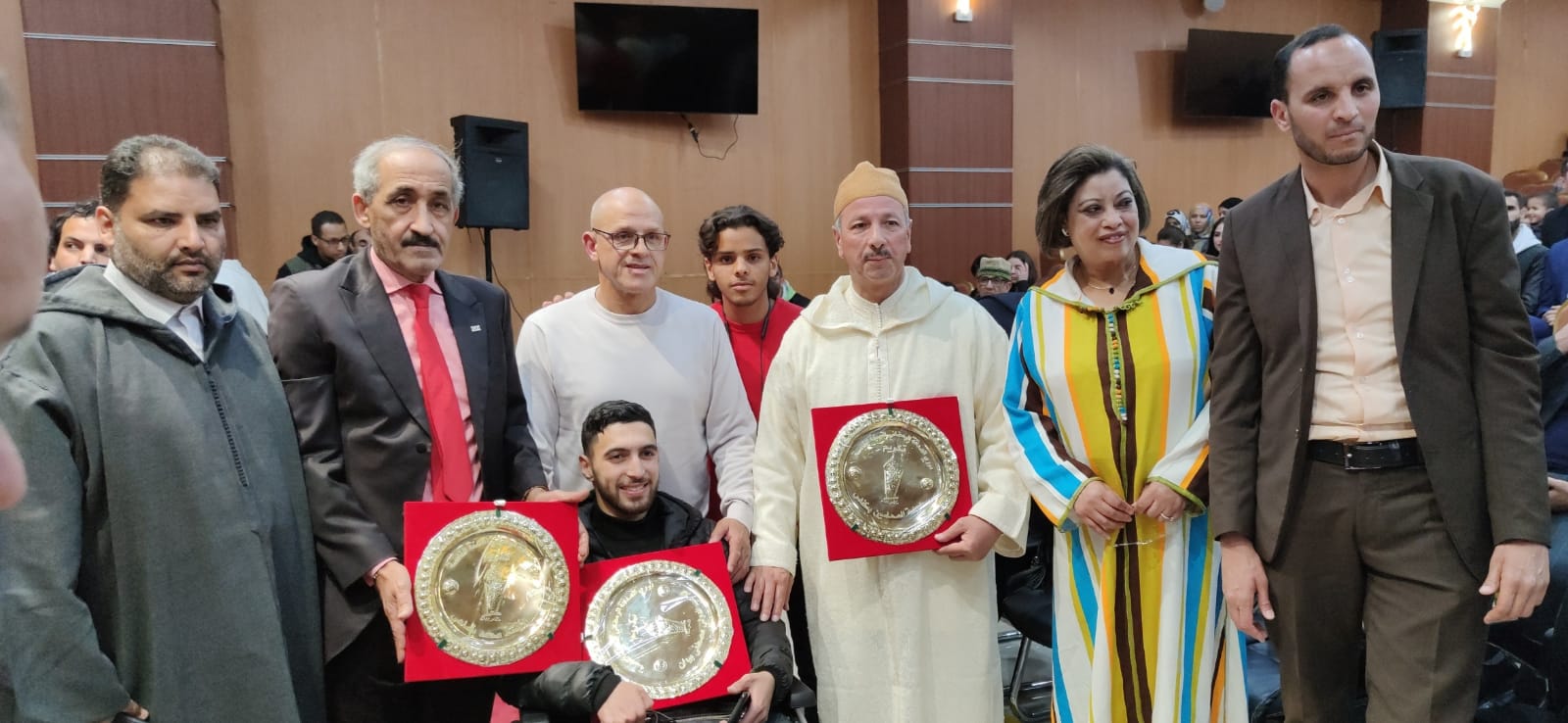 الحفل الختامي لدوري الصداقة الرمضاني لكرة القدم المصغرةالمنظم من طرف هيئة المحامين الشياب مكناس يكرم الاستاد محمد بلماحي رئيس الجامعة الملكية المغربية لسباق الدراجات... واللاعب الدولي مصطفى بيدان والحكمة الدولية بوشرى الكربوبي