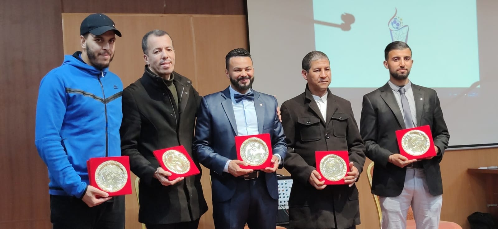 الحفل الختامي لدوري الصداقة الرمضاني لكرة القدم المصغرةالمنظم من طرف هيئة المحامين الشياب مكناس يكرم الاستاد محمد بلماحي رئيس الجامعة الملكية المغربية لسباق الدراجات... واللاعب الدولي مصطفى بيدان والحكمة الدولية بوشرى الكربوبي