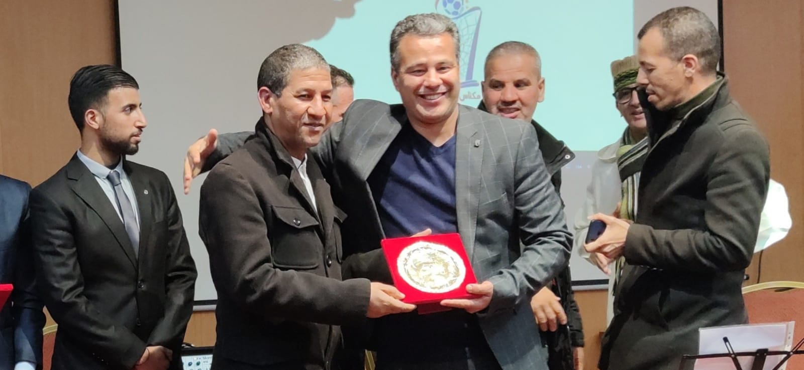 الحفل الختامي لدوري الصداقة الرمضاني لكرة القدم المصغرةالمنظم من طرف هيئة المحامين الشياب مكناس يكرم الاستاد محمد بلماحي رئيس الجامعة الملكية المغربية لسباق الدراجات... واللاعب الدولي مصطفى بيدان والحكمة الدولية بوشرى الكربوبي