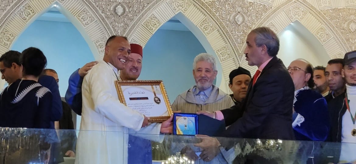 الاستاد النقيب عبد الواحد الانصاري يسلم الكاس الفضية لفريق موظفي السجن المحلي تولال مكناس الفائز بالنسخة الثالثة للدوري التضامني الرمضاني لكرة القدم المنظم من طرف جمعية المحامين الشباب بمكناس الاستاد النقيب عبد الواحد الانصاري يسلم الكاس الفضية لفريق موظفي السجن المحلي تولال مكناس الفائز بالنسخة الثالثة للدوري التضامني الرمضاني لكرة القدم المنظم من طرف جمعية المحامين الشباب بمكناس