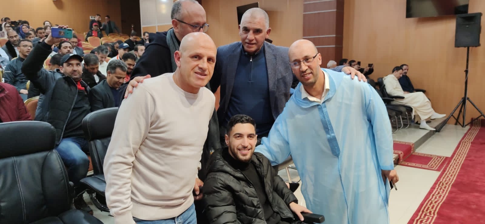 الحفل الختامي لدوري الصداقة الرمضاني لكرة القدم المصغرةالمنظم من طرف هيئة المحامين الشياب مكناس يكرم الاستاد محمد بلماحي رئيس الجامعة الملكية المغربية لسباق الدراجات... واللاعب الدولي مصطفى بيدان والحكمة الدولية بوشرى الكربوبي