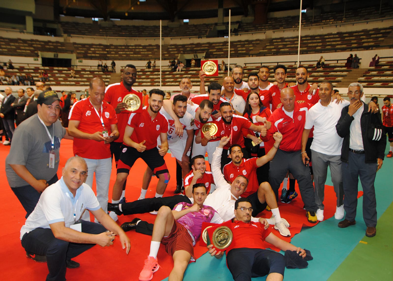 النادي المكناسي يتوج بطلا للكرة الطائرة للموسم الثاني على التوالي النادي المكناسي يتوج بطلا للكرة الطائرة للموسم الثاني على التوالي