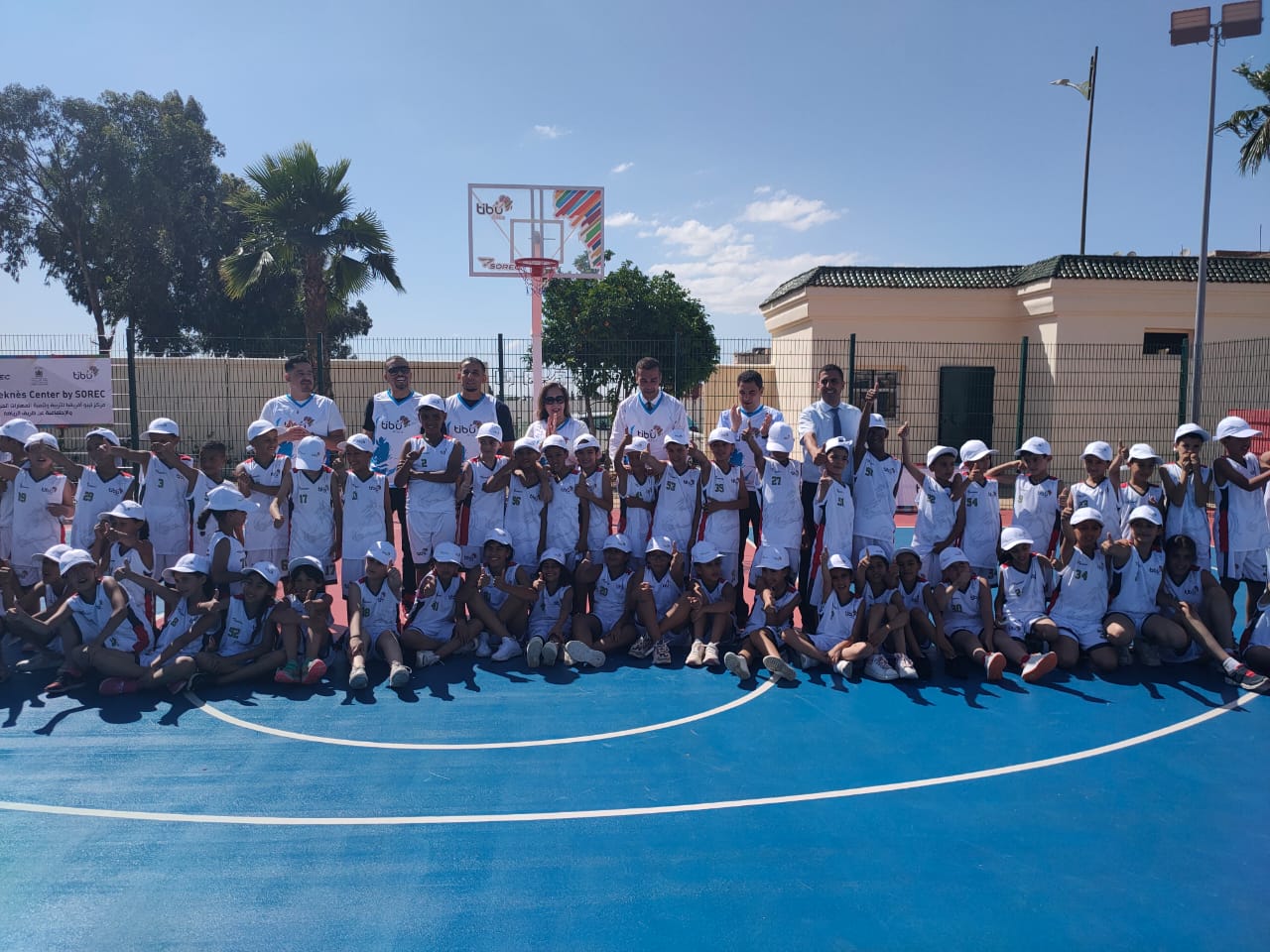 افتتاح ملعب لكرة السلة بفضاء ميدان سباق الخيل بمكناس التابع للشركة الملكية لتشجيع الفرس. افتتاح ملعب لكرة السلة بفضاء ميدان سباق الخيل بمكناس التابع للشركة الملكية لتشجيع الفرس.