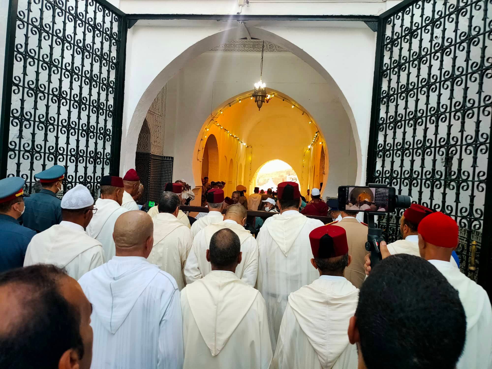 في حضرة ضريح الفاتح المولى إدريس الأول. في حضرة ضريح الفاتح المولى إدريس الأول.