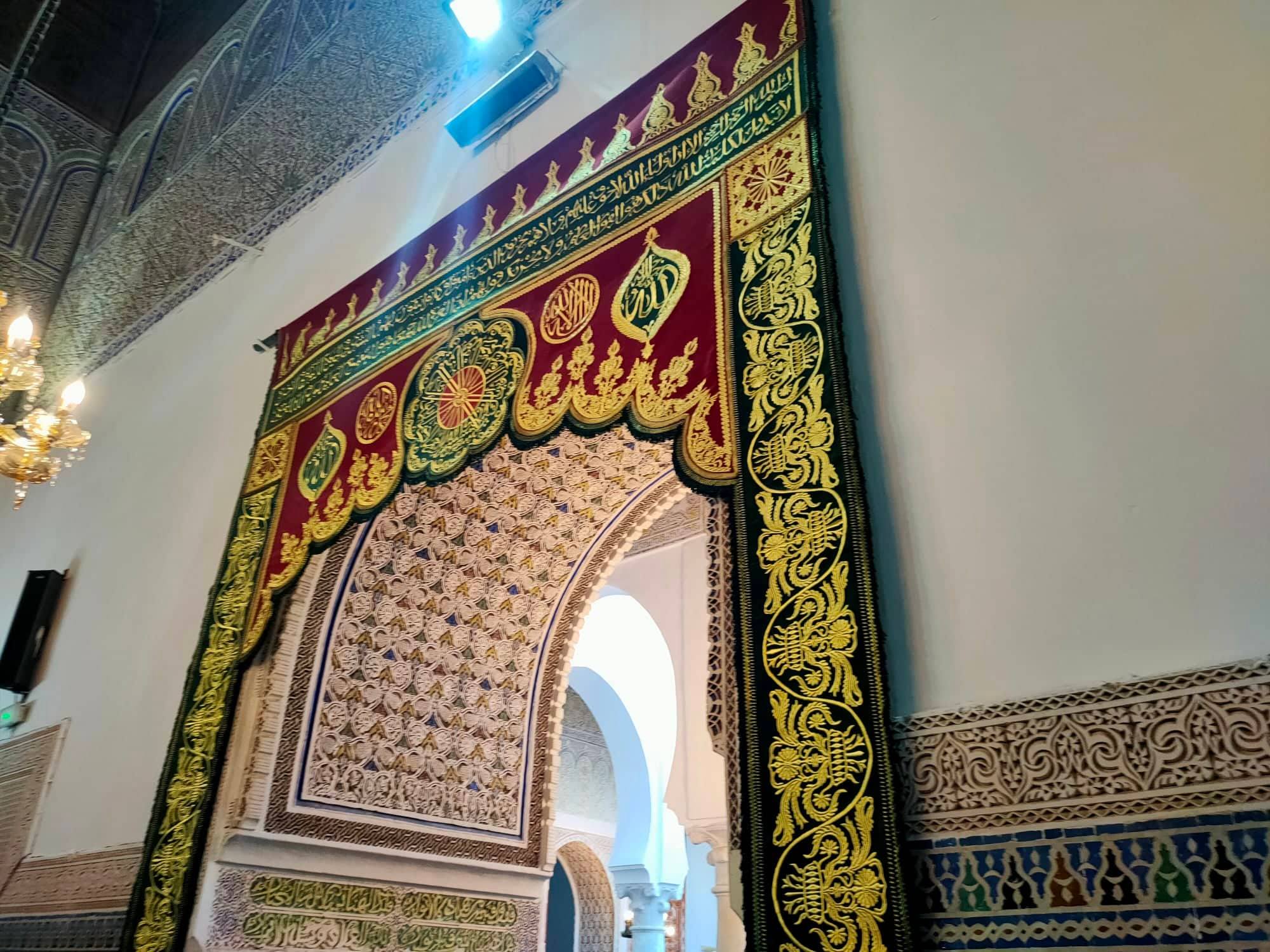 في حضرة ضريح الفاتح المولى إدريس الأول. في حضرة ضريح الفاتح المولى إدريس الأول.