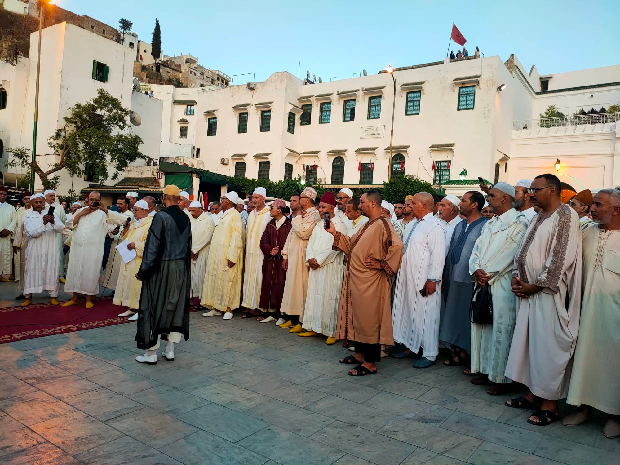 في حضرة ضريح الفاتح المولى إدريس الأول. في حضرة ضريح الفاتح المولى إدريس الأول.