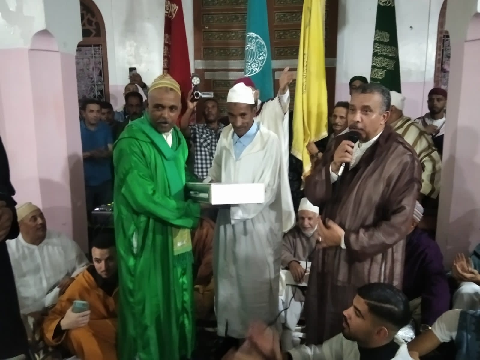 المجلس الإداري للمركز سوسيوثقافي دار لعرايشي برئاسة ذ. مولاي مصطفى المحفوضي ينظم حفلا فنيا بمناسب عيدا لمولد النبوي الشريف المجلس الإداري للمركز سوسيوثقافي دار لعرايشي برئاسة ذ. مولاي مصطفى المحفوضي ينظم حفلا فنيا بمناسب عيدا لمولد النبوي الشريف