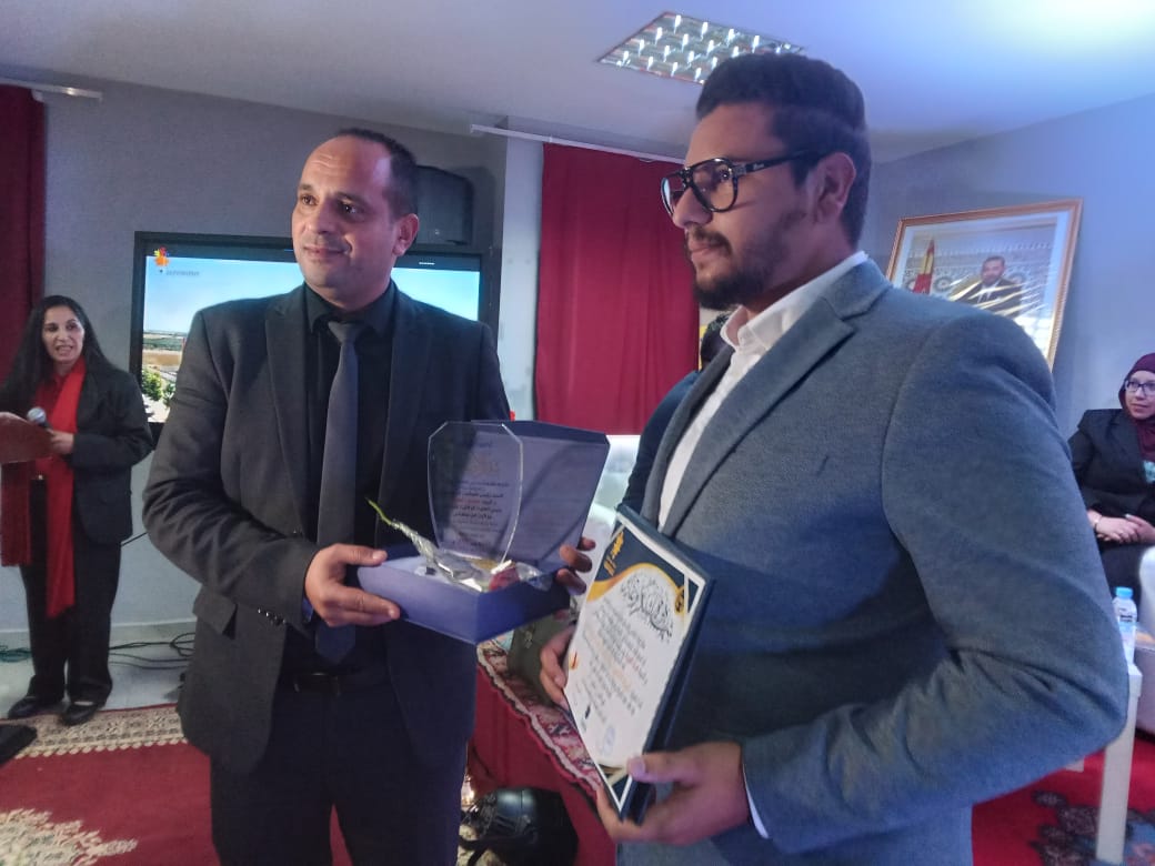 سفيرة الوحدة الترابية فاطمة فكري تدير ندوة تربوية وتوعوية بمجموعة مدارس لافوندسيون