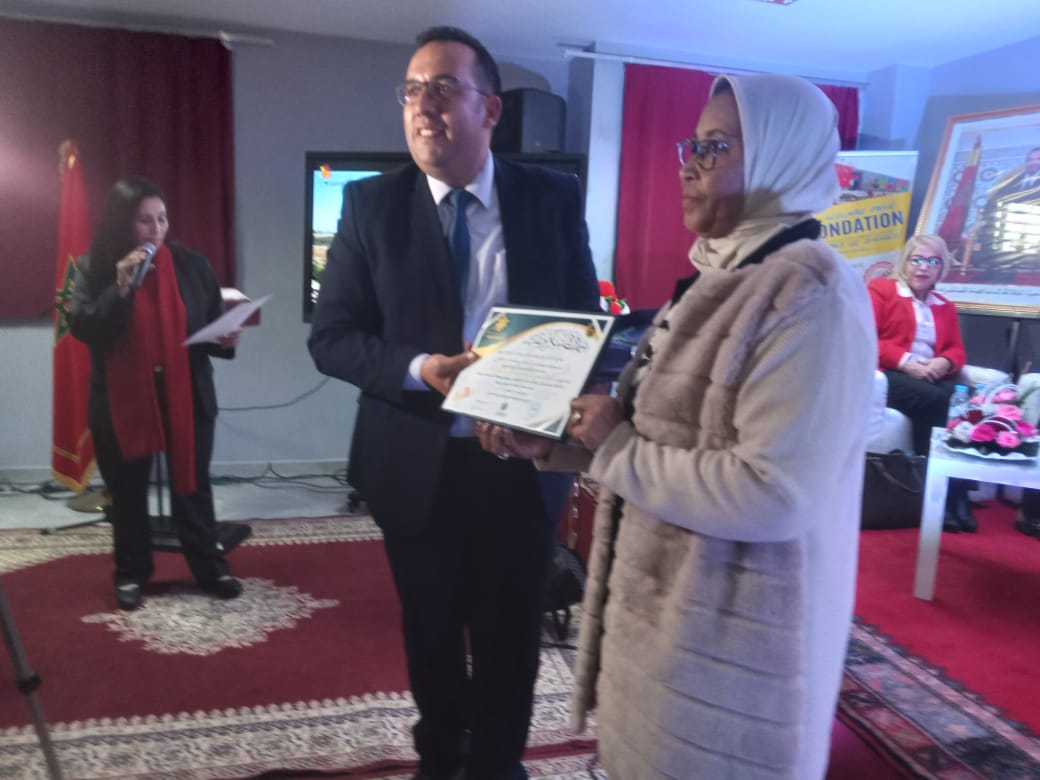 سفيرة الوحدة الترابية فاطمة فكري تدير ندوة تربوية وتوعوية بمجموعة مدارس لافوندسيون