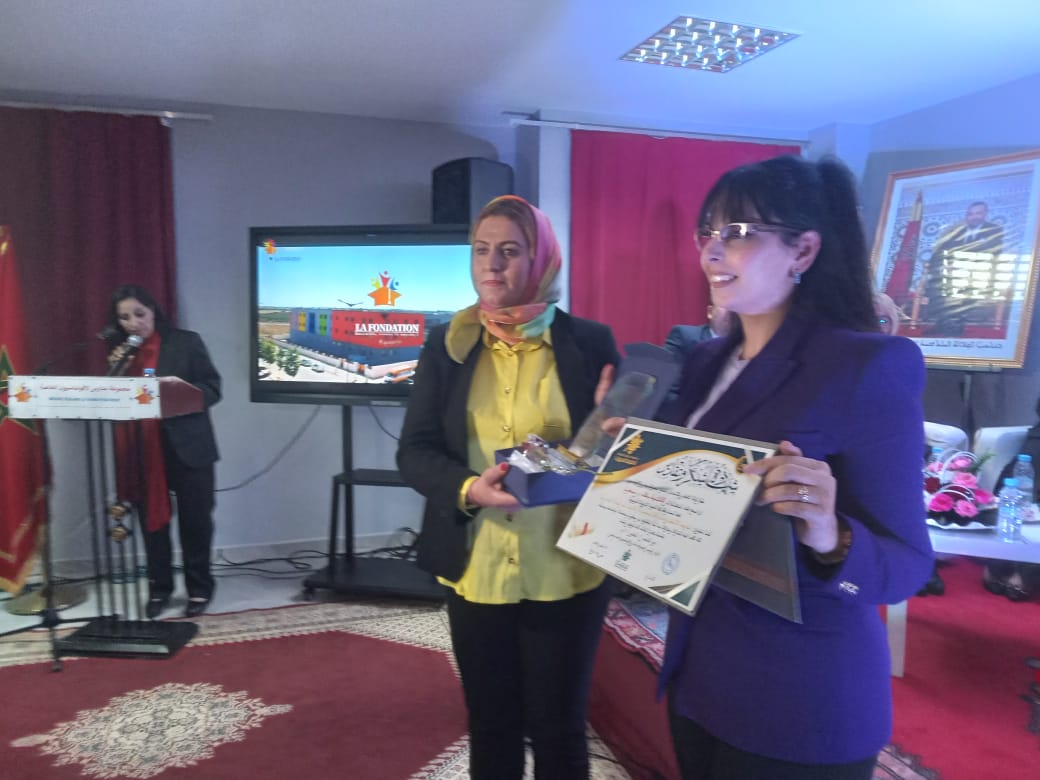 سفيرة الوحدة الترابية فاطمة فكري تدير ندوة تربوية وتوعوية بمجموعة مدارس لافوندسيون