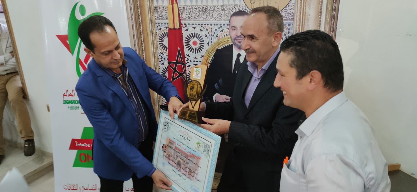 الهيئة الوطنية لمغاربة العالم تكرم عامل عمالة مكناس ،ودكاترة محاضرين للندوة العلمية،وإعلاميين ... الهيئة الوطنية لمغاربة العالم تكرم عامل عمالة مكناس ،ودكاترة محاضرين للندوة العلمية،وإعلاميين ...