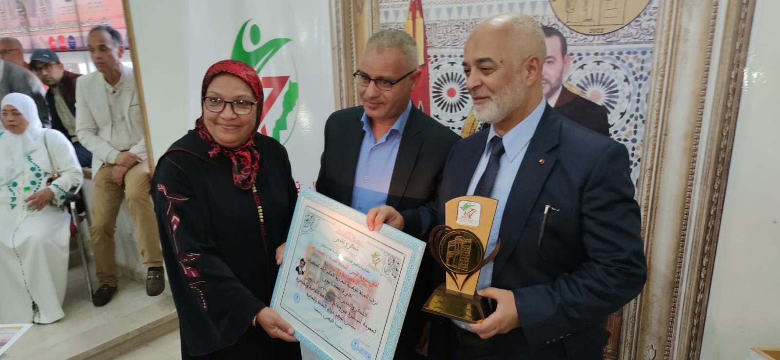 الهيئة الوطنية لمغاربة العالم تكرم عامل عمالة مكناس ،ودكاترة محاضرين للندوة العلمية،وإعلاميين ... الهيئة الوطنية لمغاربة العالم تكرم عامل عمالة مكناس ،ودكاترة محاضرين للندوة العلمية،وإعلاميين ...