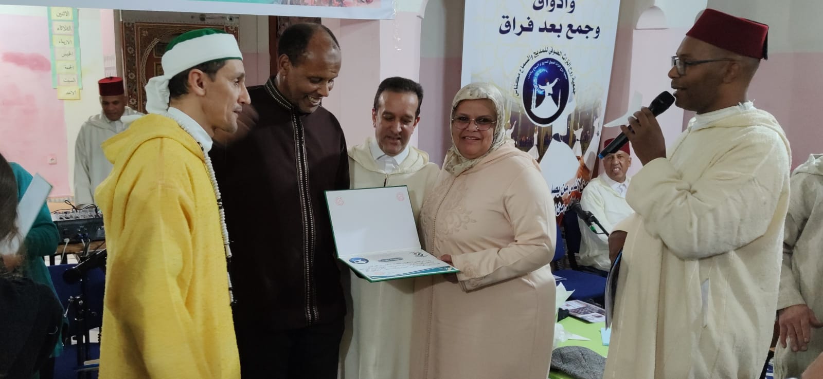 جمعية روح التراث للمديح والسماع بمكناس تنظم الدورة الخامسة **5**. دورة الأستاذ : مخلص عسلون . جمعية روح التراث للمديح والسماع بمكناس تنظم الدورة الخامسة **5**. دورة الأستاذ : مخلص عسلون .