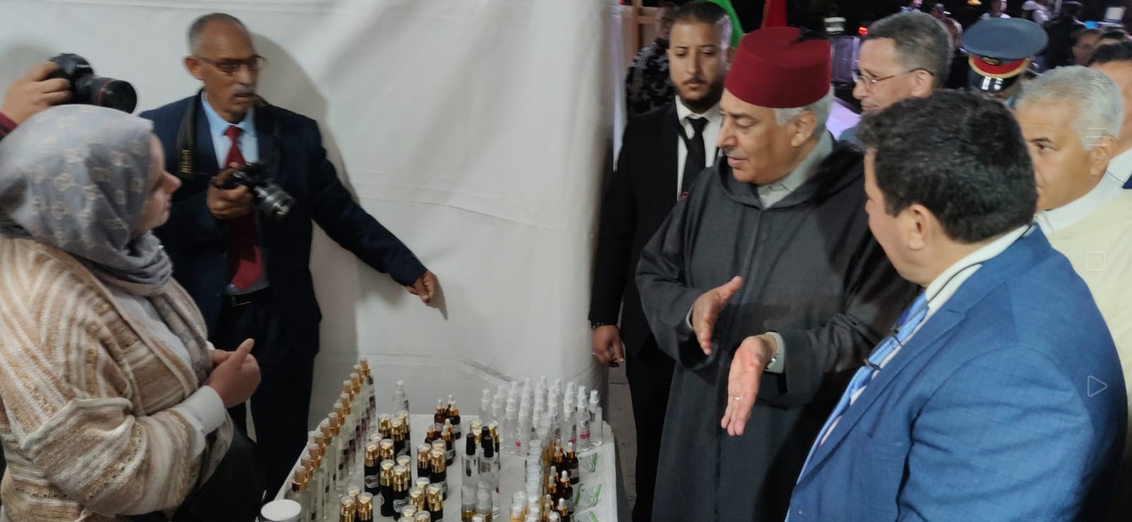 عامل مكناس ورئيس جماعة مكناس يفتتحان معرض للمنتجات المجالية عامل مكناس ورئيس جماعة مكناس يفتتحان معرض للمنتجات المجالية