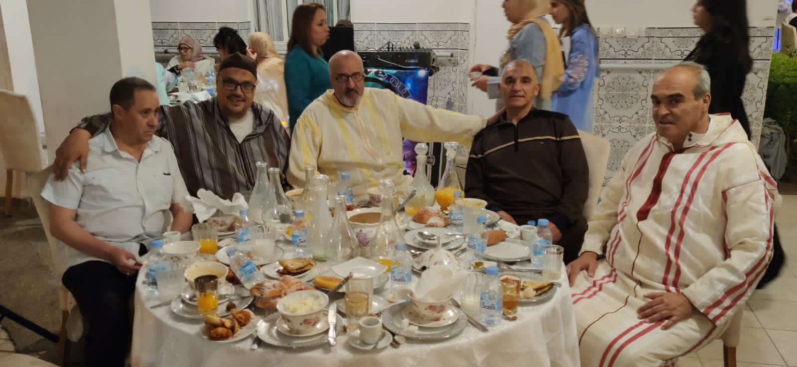 عامل عمالة مكناس يتراس افطار جماعي لفائدة نزلاء دار المسنين بمكناس