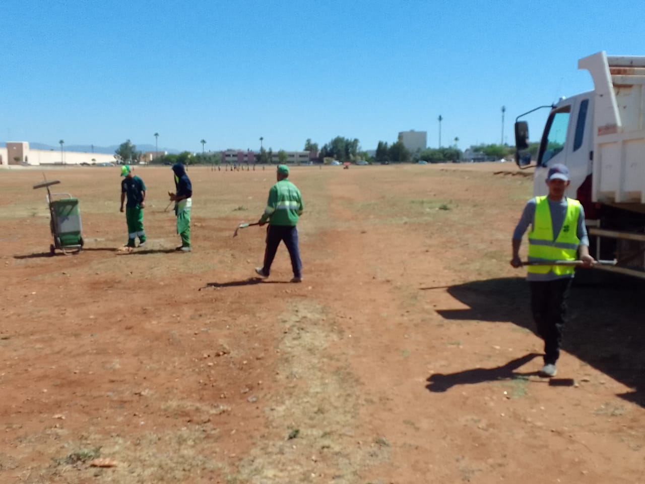 موقف للسيارات والحافلات خاص بالملتقى الدولي للفلاحة جديد على مساحة تزيد عن (10ه) موقف للسيارات والحافلات خاص بالملتقى الدولي للفلاحة جديد على مساحة تزيد عن (10ه)