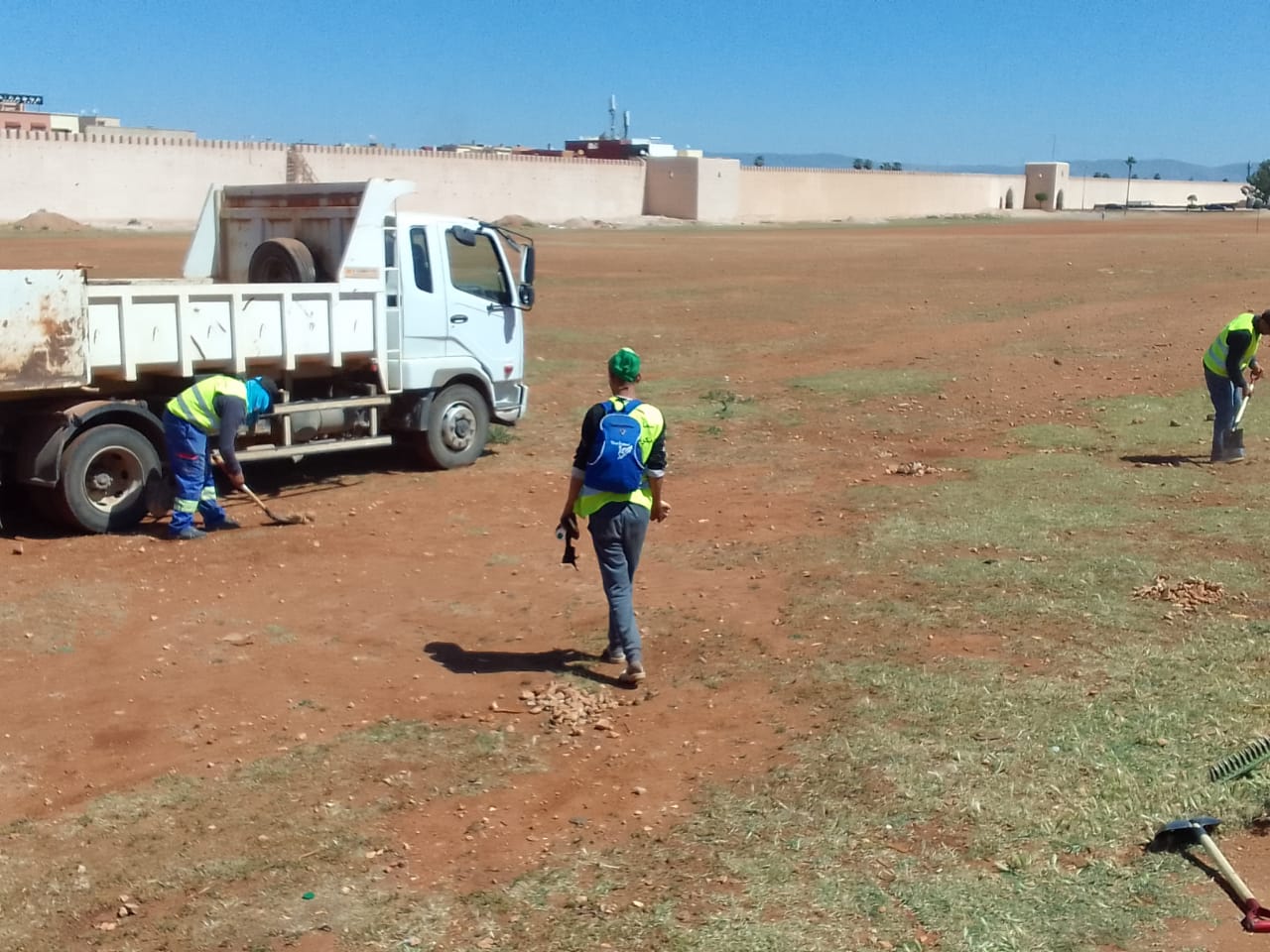 موقف للسيارات والحافلات خاص بالملتقى الدولي للفلاحة جديد على مساحة تزيد عن (10ه) موقف للسيارات والحافلات خاص بالملتقى الدولي للفلاحة جديد على مساحة تزيد عن (10ه)