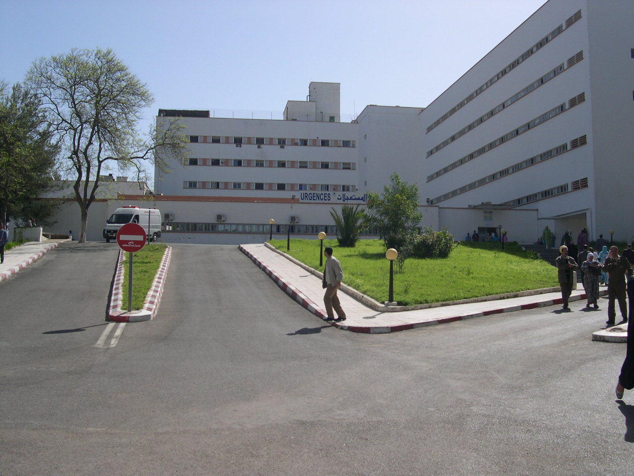 خاص  عن استعدادات والاحترازات  لاحتضان المعرض الدولي للفلاحة بمكناس : قطاع الصحة رشيد تاكروث:المندوب الاقليمي لوزارة الصحة والحماية الاجتماعية بمكناس *عبأنا مجموعة من الأطرالصحية وأسطول سيارات للإسعاف موزعة داخل  وخارج  فضاء المعرض  مع تهيئة جناح خاص بمستشفى محمد الخامس *