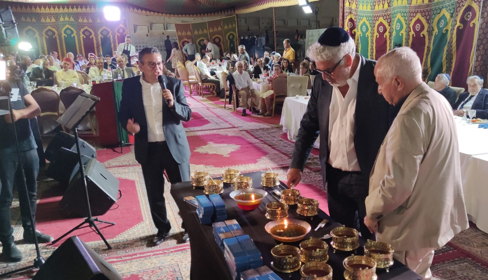 الطائفة اليهودية بالمغرب تحيي بالمقبرة اليهودية بمكناس طقوس هيلولة الطائفة اليهودية بالمغرب تحيي بالمقبرة اليهودية بمكناس طقوس هيلولة