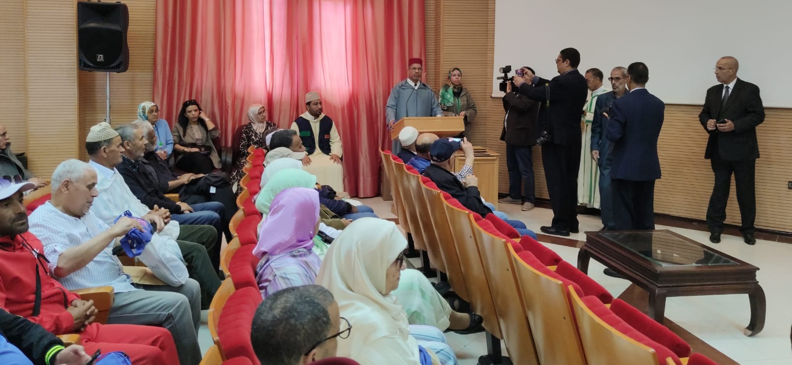 السيد عبد الغني الصبار عامل عمالة مكناس يترأس حفل توديع أول فوج حجاج بيت الله الحرام السيد عبد الغني الصبار عامل عمالة مكناس يترأس حفل توديع أول فوج حجاج بيت الله الحرام