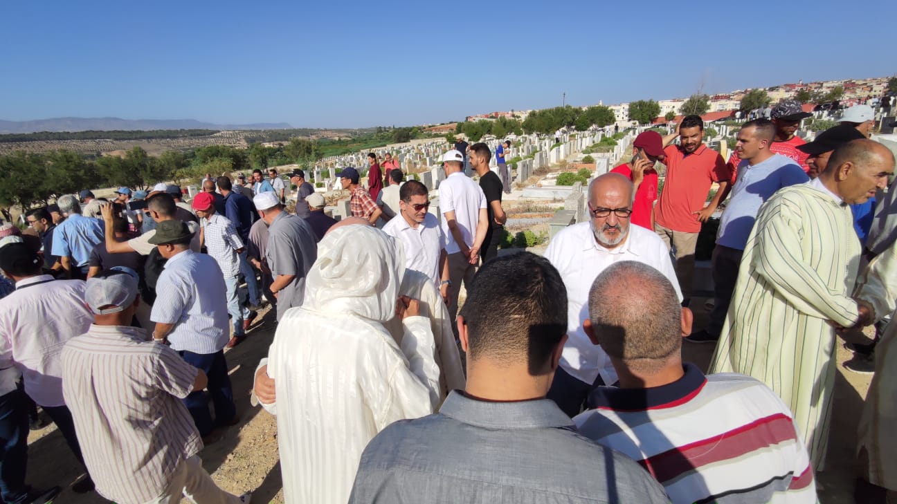 جنازة أبو بكر بلكورة تؤلف بين مختلف أطياف القوى السياسية بمكناس     و العاصمة الإسماعيلية تودع  أحد رجالاتها  الابرار  الى متواه الأخير