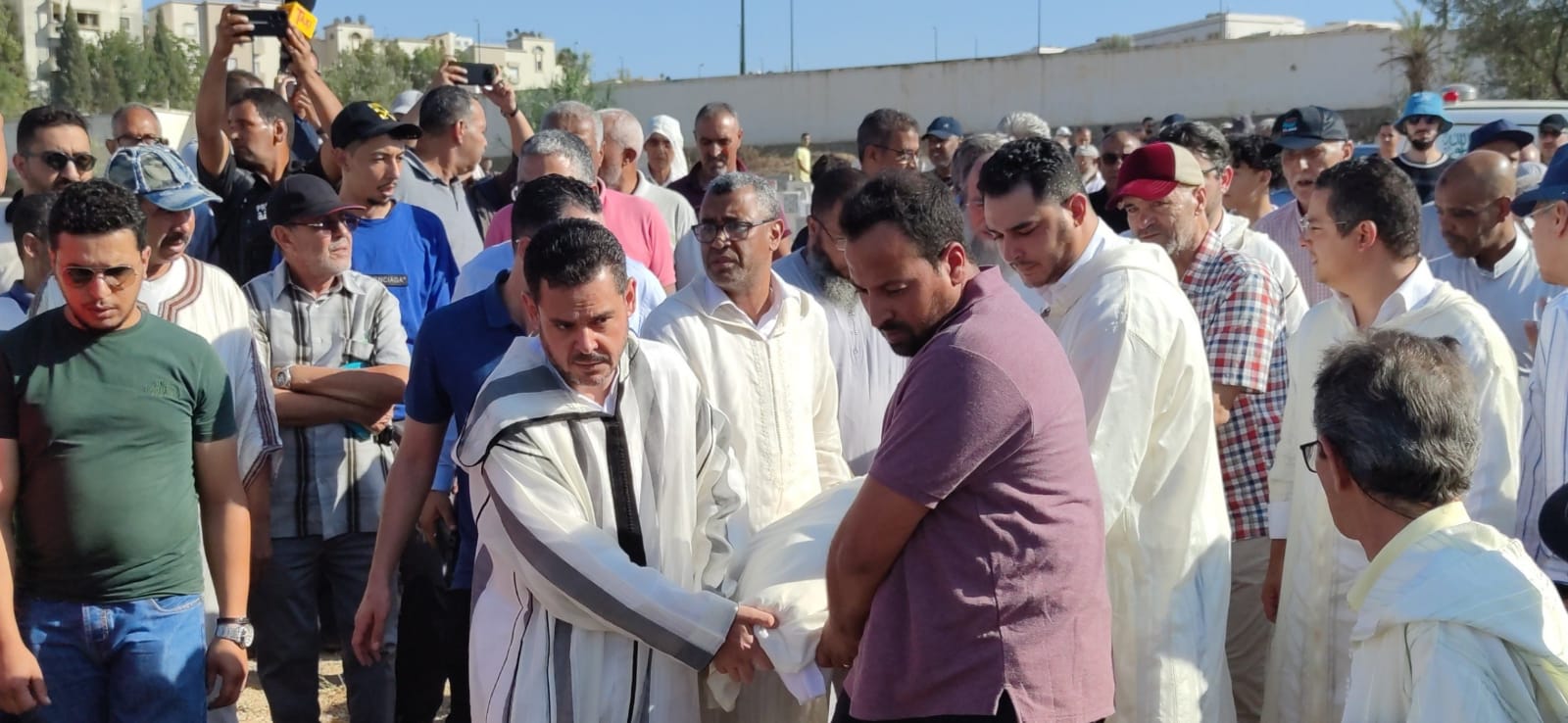 جنازة أبو بكر بلكورة تؤلف بين مختلف أطياف القوى السياسية بمكناس     و العاصمة الإسماعيلية تودع  أحد رجالاتها  الابرار  الى متواه الأخير