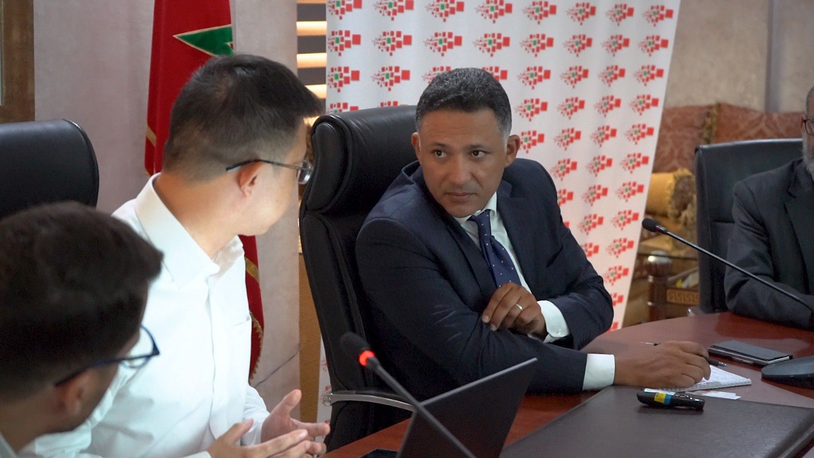 **العملاق الصيني **العملاق الصيني