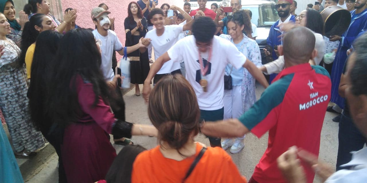 مكناس: ابن حي الزيتون سليمان السمغولي يعود بميداليتين ذهبيتين من بطولة العرب وإفريقيا في رياضة الملاكمة.