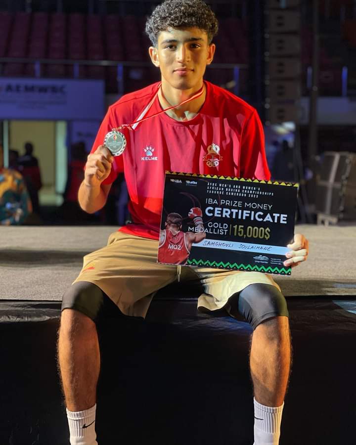 مكناس: ابن حي الزيتون سليمان السمغولي يعود بميداليتين ذهبيتين من بطولة العرب وإفريقيا في رياضة الملاكمة.