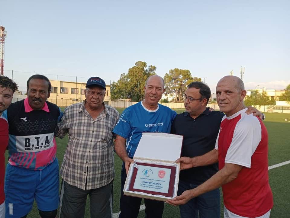 في مقابلة ودية مع فريق نادي مليلية قدماء النادي المكناسي يربطون الماضي بالحاضر فوق أرضية الملعب البلدي في مقابلة ودية مع فريق نادي مليلية قدماء النادي المكناسي يربطون الماضي بالحاضر فوق أرضية الملعب البلدي