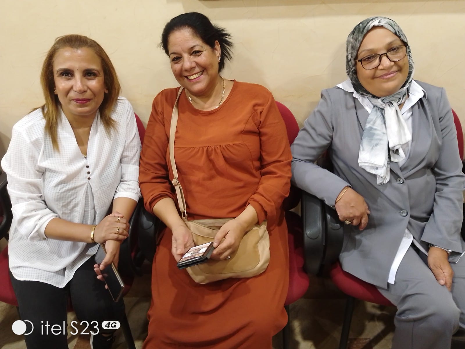 حفل توقيع ديوان الشاعرة و الفنانة التشكيلية نادية العمراتي 