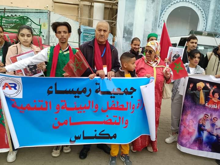 إطارات جمعوية محلية مكناسية، تحتفل بالذكرى 48 للمسيرة الخضراء المظفرة وسط مدينة مكناس . إطارات جمعوية محلية مكناسية، تحتفل بالذكرى 48 للمسيرة الخضراء المظفرة وسط مدينة مكناس .