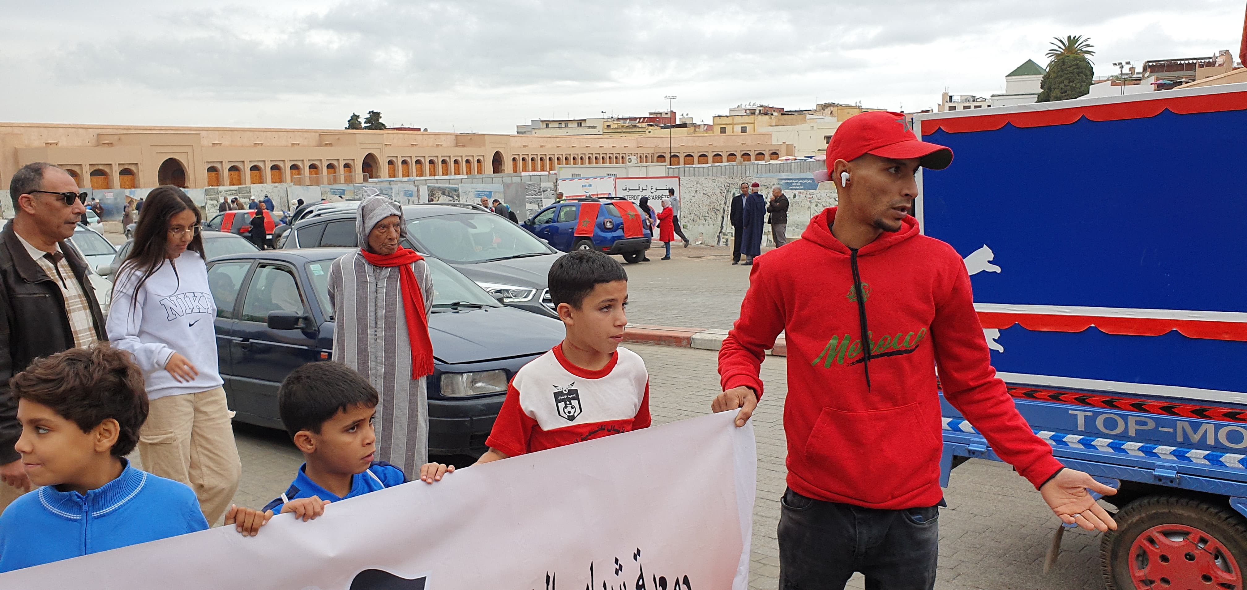 إطارات جمعوية محلية مكناسية، تحتفل بالذكرى 48 للمسيرة الخضراء المظفرة وسط مدينة مكناس . إطارات جمعوية محلية مكناسية، تحتفل بالذكرى 48 للمسيرة الخضراء المظفرة وسط مدينة مكناس .