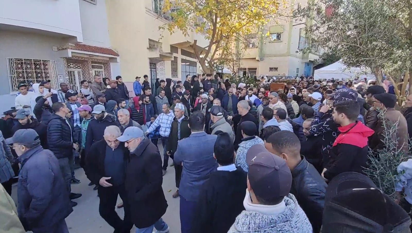 أمين عدلي لاعب المنتخب الوطني يودع والدته إلى متواها الأخير بمكناس أمين عدلي لاعب المنتخب الوطني يودع والدته إلى متواها الأخير بمكناس