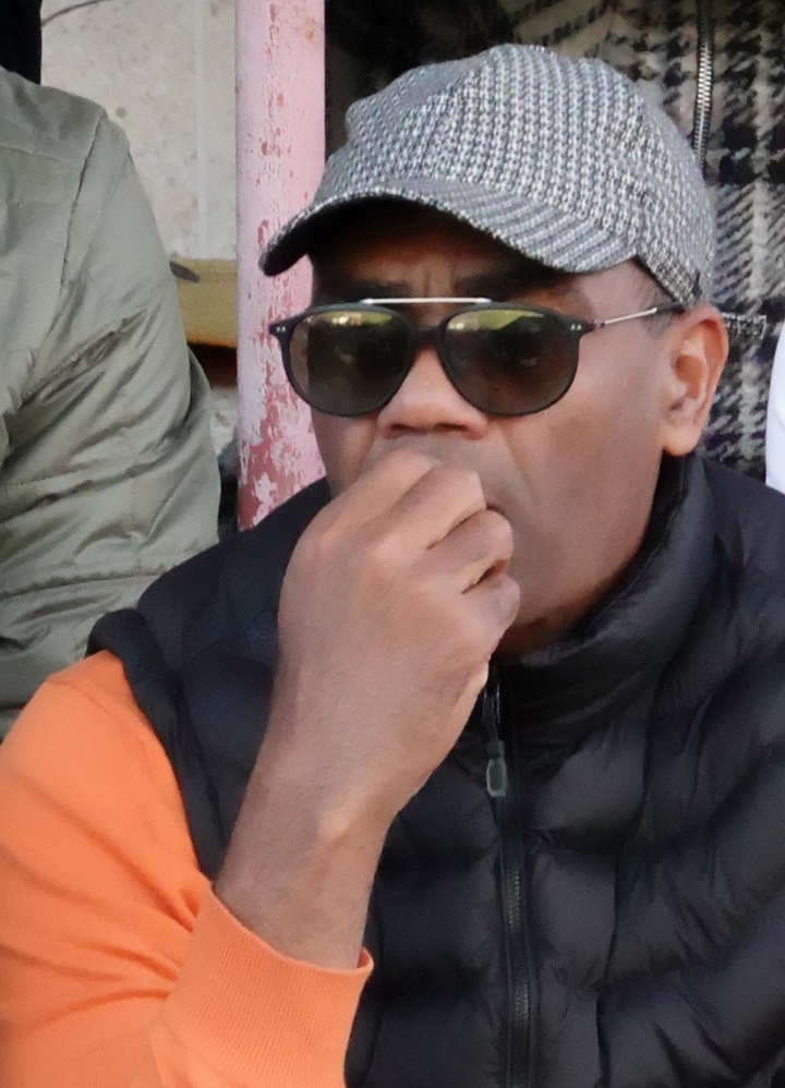 خالد فوهامي يسترق خطة لعب الكوديم من قلب الملعب الشرفي بمكناس. خالد فوهامي يسترق خطة لعب الكوديم من قلب الملعب الشرفي بمكناس.