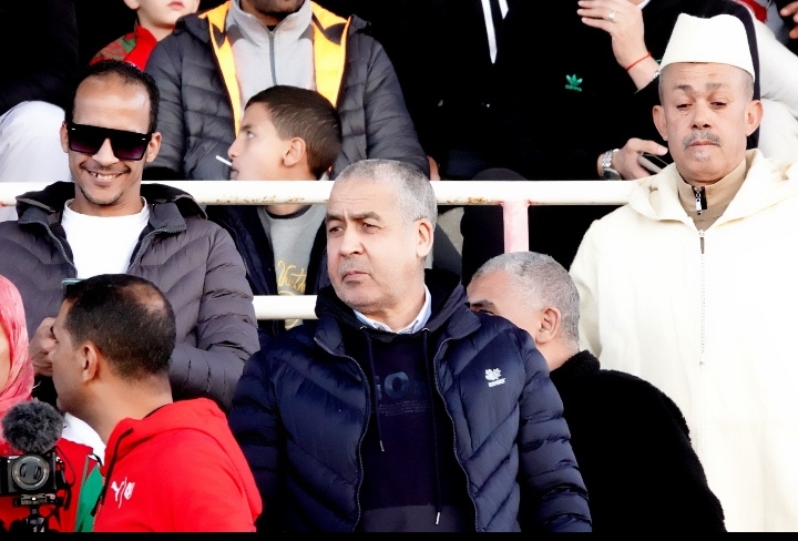 خالد فوهامي يسترق خطة لعب الكوديم من قلب الملعب الشرفي بمكناس. خالد فوهامي يسترق خطة لعب الكوديم من قلب الملعب الشرفي بمكناس.