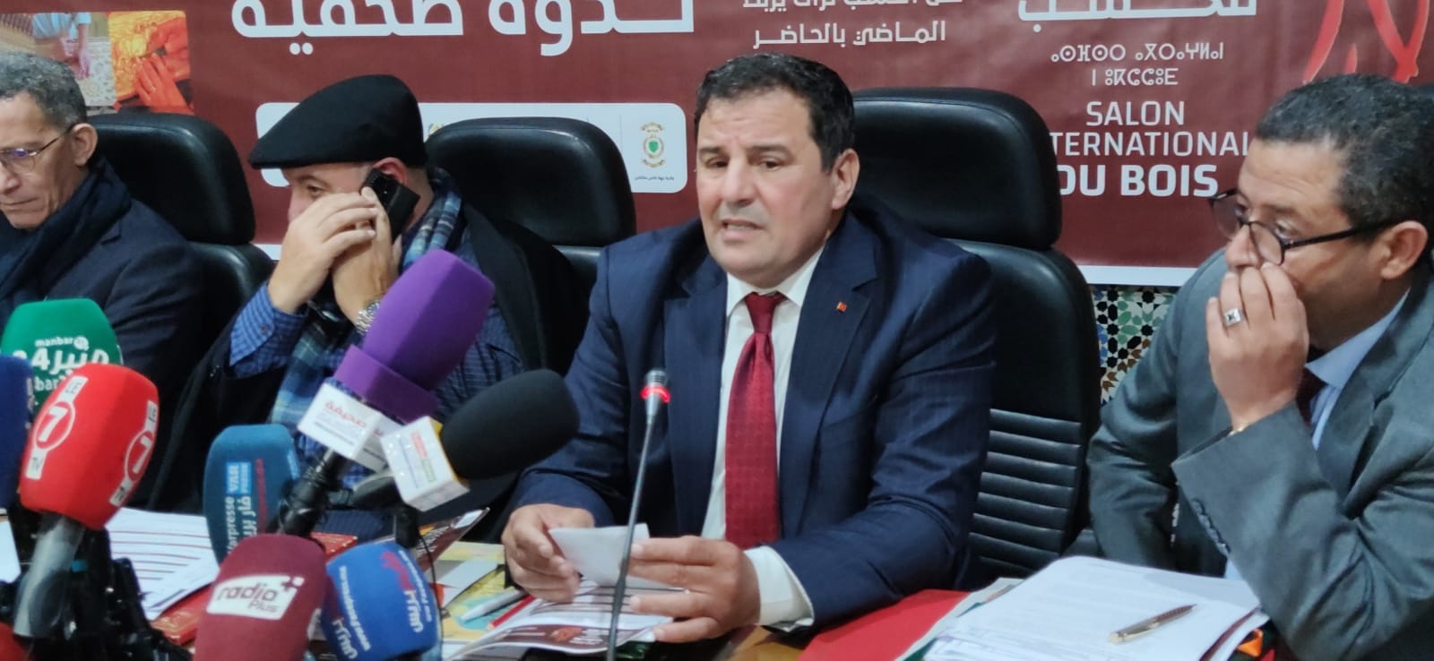 في ندوة صحفية..الدكتور عبدالمالك البوطيين رئيس غرفة الصناعة التقليدية بجهة فاس مكناس يسلط الضوء على مستجدات الدورة الخامسة للمعرض الدولي للخشب الدي ستحتضنه العاصمة الاسماعيلية مكناس من فاتح مارس الى غاية العاشر منه في ندوة صحفية..الدكتور عبدالمالك البوطيين رئيس غرفة الصناعة التقليدية بجهة فاس مكناس يسلط الضوء على مستجدات الدورة الخامسة للمعرض الدولي للخشب الدي ستحتضنه العاصمة الاسماعيلية مكناس من فاتح مارس الى غاية العاشر منه