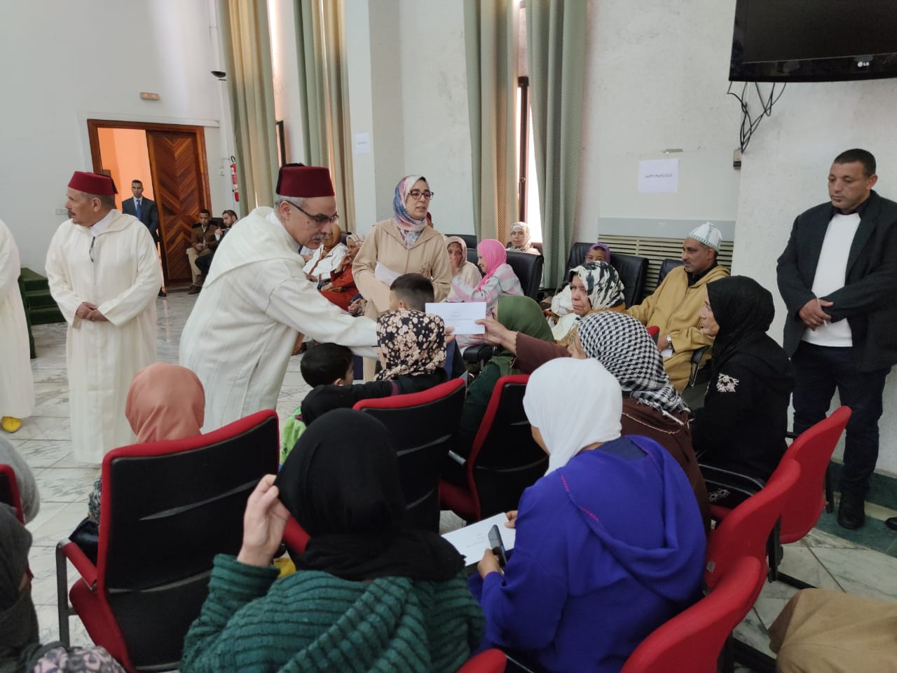 توزيع هبة ملكية بحضور لجنة ملكية ووفد من عمالة مكناس يتراسهم الكاتب العام