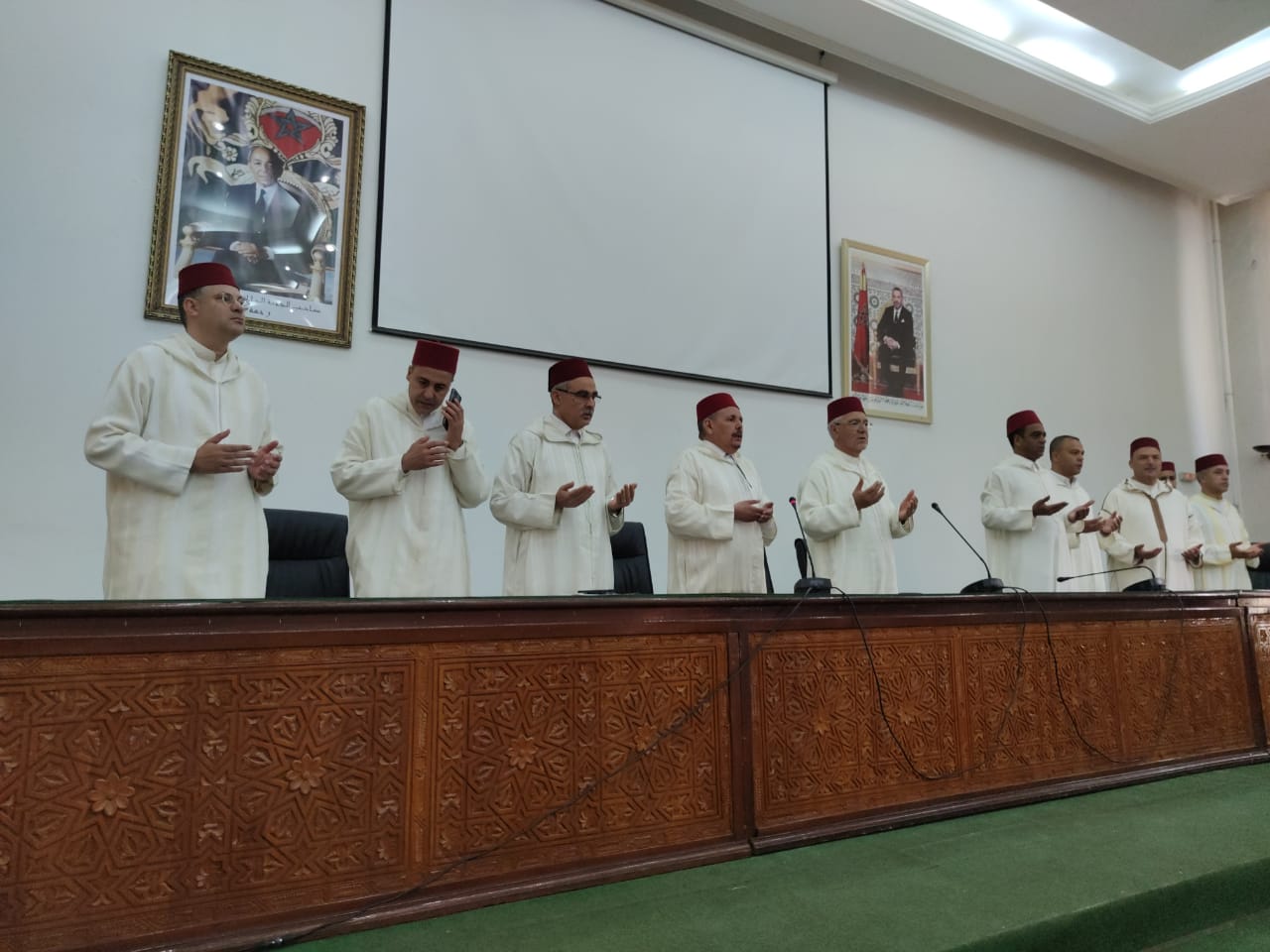 توزيع هبة ملكية بحضور لجنة ملكية ووفد من عمالة مكناس يتراسهم الكاتب العام