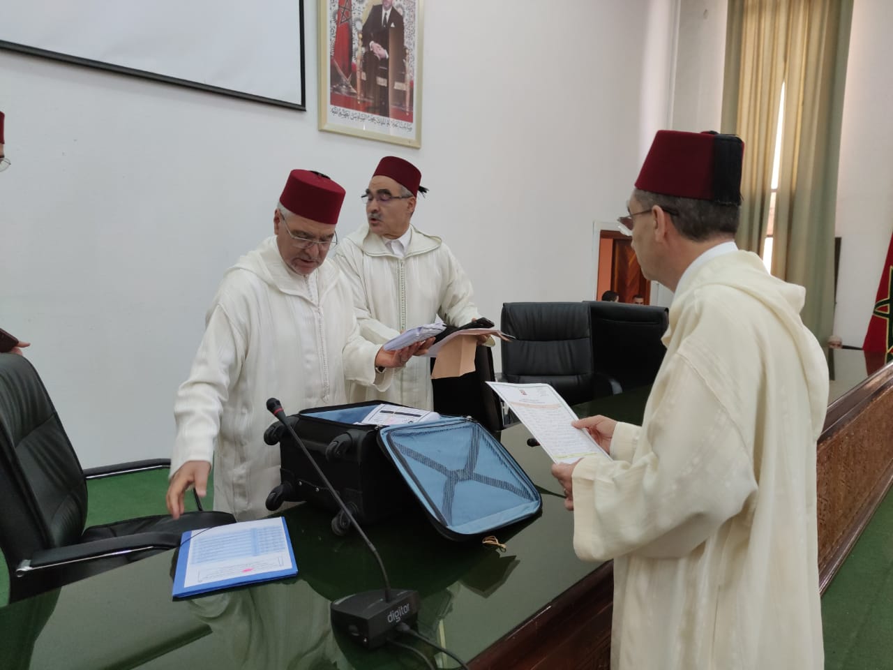 توزيع هبة ملكية بحضور لجنة ملكية ووفد من عمالة مكناس يتراسهم الكاتب العام